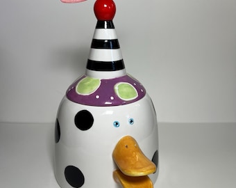 Tarro para galletas con forma de pájaro Y2K, caprichoso y extravagante, de Joanne Delomba para Lotus Colorful Propeller Hat.