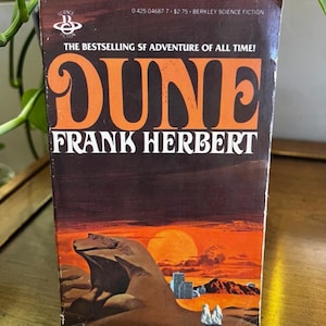 Dune door Frank Herbert door Berkley Book