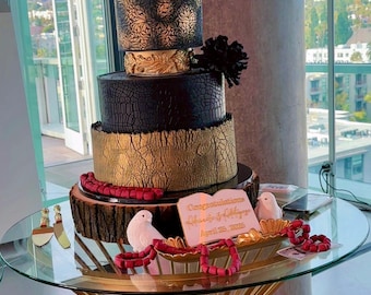 Pastel de bodas tradicional personalizado en negro y dorado. Trae tus ideas y las haremos realidad.