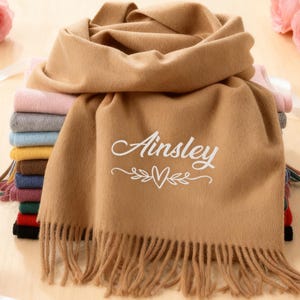 Écharpe de luxe personnalisée avec nom, écharpe initiale brodée pour femme, écharpe d'hiver personnalisée, mariage, Noël, cadeau d'anniversaire pour elle
