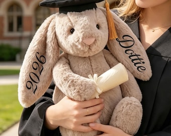 Gepersonaliseerde afstudeerkonijn pluche, college afstudeercadeau, universiteit afstudeerpluche, schattig konijntje met pet diploma aandenken voor haar