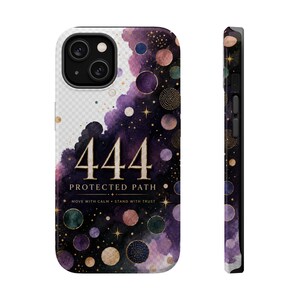 Könnte beinhalten: Eine Handyhülle mit dunkelviolettem und schwarzem Aquarellhintergrund, goldenen Himmelskreisen, Sternen und dem Text 444 PROTECTED PATH MOVE WITH CALM STAND WITH TRUST. Das Design zeigt eine Seitenansicht mit schwarzem Rand und dem Muster.