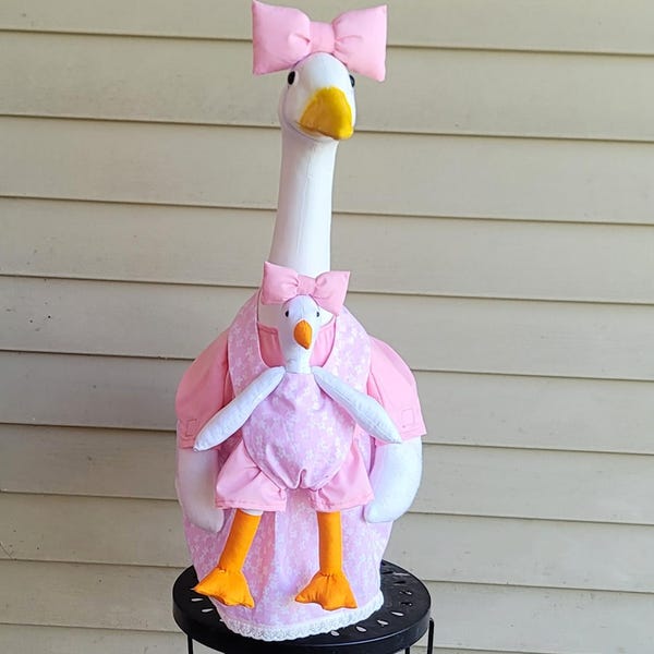 Conjunto Porch Goose para mamá y bebé - Vestido Porch Goose rosa - Portabebés Porch Goose - Bebé portando Porch Goose