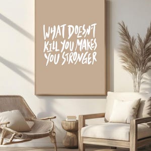 Ce qui ne vous tue pas vous rend plus fort Art mural - téléchargement numérique beige, impression de citation minimaliste, décoration d&#39;intérieur esthétique neutre