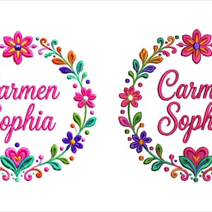 Op de afbeelding: Twee identieke cirkelvormige borduurontwerpen met de naam Carmen Sophia in roze cursief schrift. Elk ontwerp is omringd door een kleurrijke bloemenkrans met roze, paarse, oranje en turquoise bloemen, groene bladeren en een hartvormige basis.