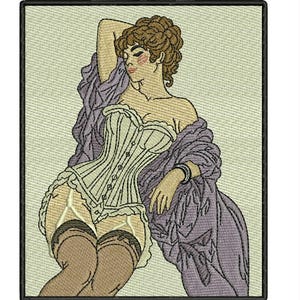Op de afbeelding: Een rechthoekige geborduurde patch met een figuur met bruin haar in een opgestoken kapsel, gekleed in een cr&egrave;mekleurig korset met verticale stiksels, witte jarretels en donkere kousen. Een paarse sjaal is over de schouders en armen gedrapeerd.