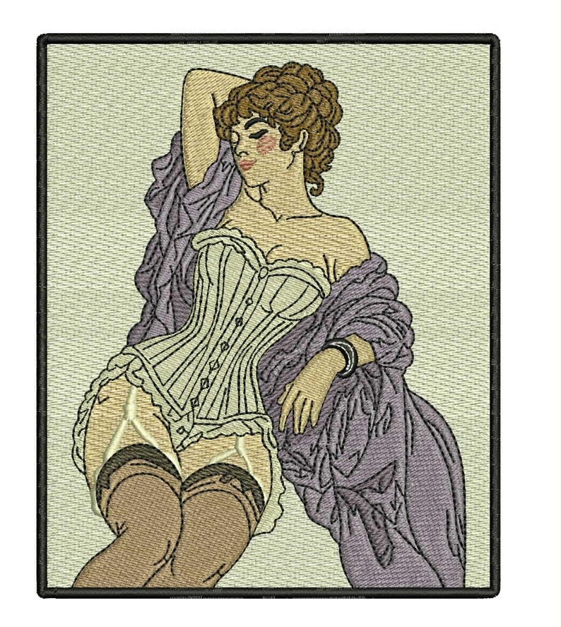 Op de afbeelding: Een rechthoekige geborduurde patch met een figuur met bruin haar in een opgestoken kapsel, gekleed in een cr&egrave;mekleurig korset met verticale stiksels, witte jarretels en donkere kousen. Een paarse sjaal is over de schouders en armen gedrapeerd.