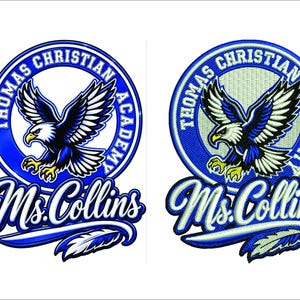 Op de afbeelding: Twee ronde geborduurde patches met een blauw-witte adelaarsafbeelding, de tekst Thomas Christian Academy en de naam Ms. Collins in een schrijflettertype. Het ontwerp bevat een blauwe rand en een gestileerd veeraccent aan de onderkant.