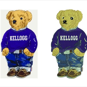 Op de afbeelding: Twee illustraties van een teddybeer die een blauwe trui draagt met de tekst KELLOGG in witte letters, een blauwe spijkerbroek met omgeslagen zomen en bruine bootschoenen. De beer heeft lichtbruine vacht, een zwarte neus en donkere ogen.