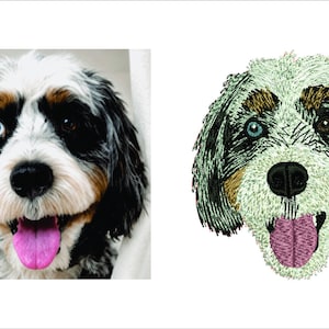 Op de afbeelding: Een vergelijking naast elkaar met een foto van een driekleurige hond met &eacute;&eacute;n blauw oog en &eacute;&eacute;n bruin oog, naast een gedetailleerd machineborduurontwerp van het gezicht van dezelfde hond, met gestructureerde stiksels en een felroze tong.