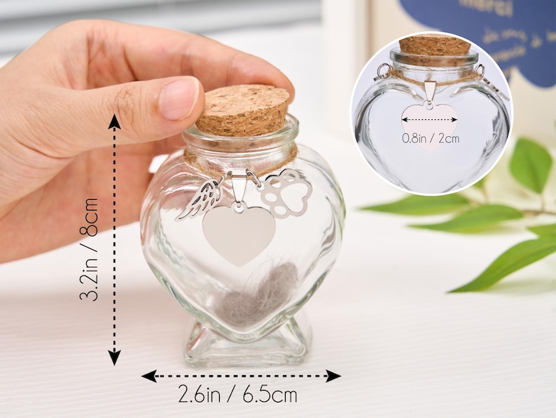 Peut inclure: Un bocal comm&eacute;moratif en forme de c&oelig;ur en verre transparent avec un bouchon en li&egrave;ge. Le bocal mesure 8 cm de haut et 6,5 cm de large. Il poss&egrave;de un charm argent&eacute; avec un c&oelig;ur, une aile et une empreinte de patte. Le bocal contient un peu de fourrure.