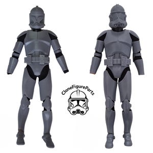 Könnte beinhalten: Zwei graue Actionfiguren eines Klonkriegers aus Star Wars. Die Figuren stehen und zeigen die detaillierte Rüstung und das Helmdesign. Das CloneFigureParts-Logo ist sichtbar.