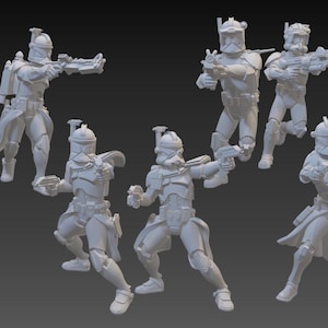 Può includere: Una collezione di action figure bianche in varie pose dinamiche, ognuna con armature ed elmetti dettagliati. Le figure impugnano blaster, suggerendo un tema fantascientifico o militare. Le figure sono ambientate su uno sfondo grigio neutro.