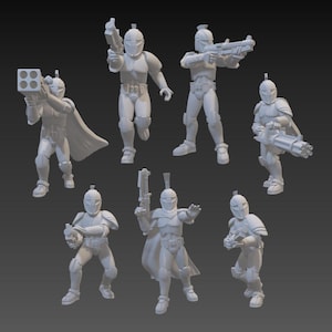 Könnte beinhalten: Eine Sammlung von sieben weißen Actionfiguren gepanzerter Charaktere in verschiedenen Actionposen. Jede Figur ist mit Waffen ausgestattet, darunter Blaster und ein Raketenwerfer. Die Figuren haben Helme und Umhänge.