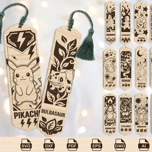 Op de afbeelding: Een collectie rechthoekige houten bladwijzers met lasergegraveerde illustraties van diverse wezens, waaronder Pikachu en Bulbasaur. Elke bladwijzer heeft een donkergroen kwastje aan de bovenkant en toont een karakternaam.