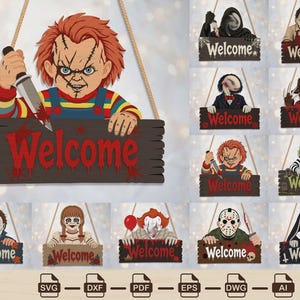 Op de afbeelding: Een digitale collectie van hangende welkomstborden met een horrorthema, voorzien van diverse iconische filmpersonages, waaronder een pop met een mes, een gemaskerde slasher en een clown, elk met een houten bord met het woord Welcome.