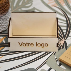 Porte carte de visite de bureau en bois personnalisé, support de carte de visites à poser sur un bureau.