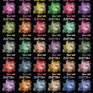 Op de afbeelding: Een herhalend patroon op een zwarte achtergrond met kleurrijke, abstracte wolkvormige vormen met bliksemontwerpen. Elke vorm heeft het woord "CUSTOM" en "Your text" in een gestileerd lettertype. De kleuren zijn onder meer roze, paars, geel, groen, oranje en blauw.