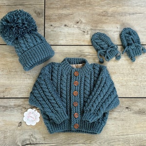 0-3M Lovely Dark Teal Baby Boy/Girl Cable Cardigan/Sweater, Bobble Hat and Mittens Set Hand Knitted Wood Buttons