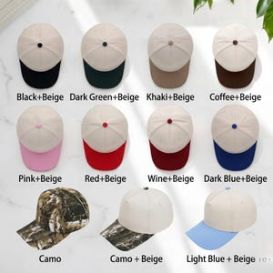 Pode incluir: Uma cole&ccedil;&atilde;o de bon&eacute;s de beisebol em v&aacute;rias combina&ccedil;&otilde;es de cores. Os bon&eacute;s apresentam uma coroa bege e uma aba de cor contrastante. As cores incluem preto, verde escuro, c&aacute;qui, caf&eacute;, rosa, vermelho, vinho e azul escuro. Existem tamb&eacute;m op&ccedil;&otilde;es camufladas e azul claro.
