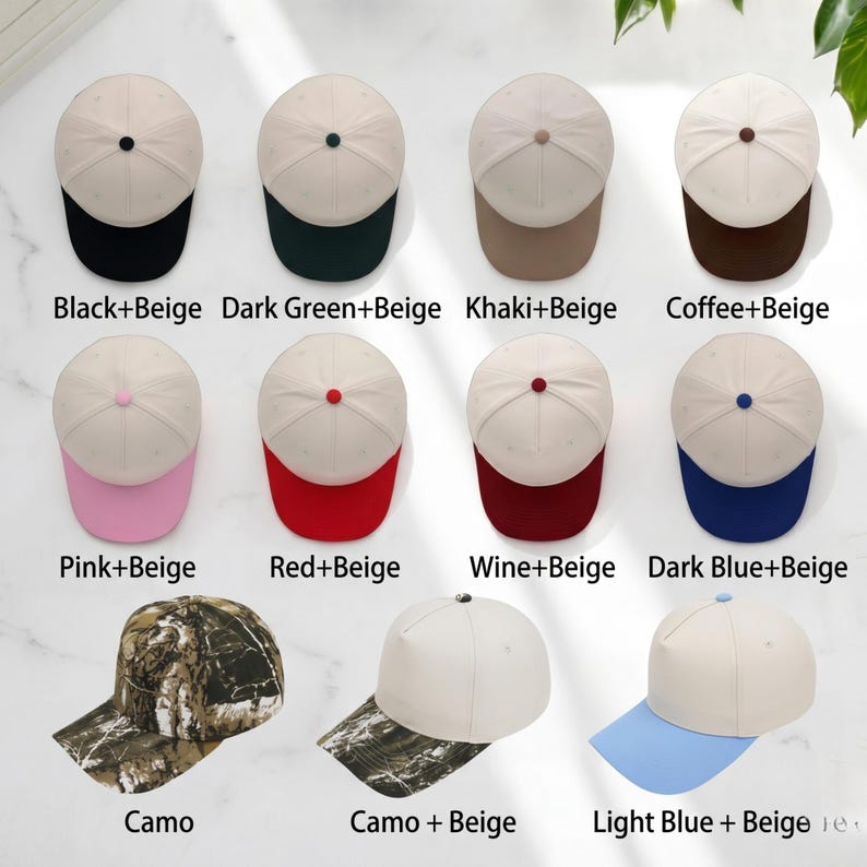 Pode incluir: Uma cole&ccedil;&atilde;o de bon&eacute;s de beisebol em v&aacute;rias combina&ccedil;&otilde;es de cores. Os bon&eacute;s apresentam uma coroa bege e uma aba de cor contrastante. As cores incluem preto, verde escuro, c&aacute;qui, caf&eacute;, rosa, vermelho, vinho e azul escuro. Existem tamb&eacute;m op&ccedil;&otilde;es camufladas e azul claro.