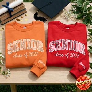 Besticktes Gingham-Sweatshirt mit Applikationen für Absolventen des Jahrgangs 2027, personalisierter Rundhalsausschnitt, Ärmel mit individuellem Namensaufdruck, Patchwork-Geschenk für Absolventen