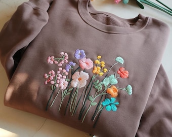 Floral besticktes Sweatshirt: Wildblumen Bouquet, Cottagecore Stil