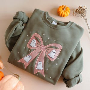 Geborduurd roze Ghost Bow Coquette Sweatshirt, Halloween Coquette Bow Shirt, Ghost Halloween, Halloween Shirt, Girly Halloween Shirt
