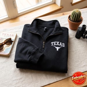 Sweat-shirt à col zippé brodé Texas Longhorns, style rétro western.