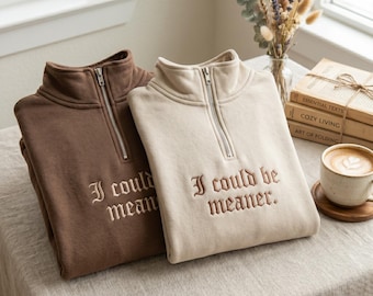 Sudadera con cremallera de un cuarto bordada, cuello redondo con cita de humor sarcástico