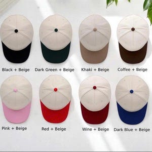 Puede incluir: Vista cenital de ocho gorras de b&eacute;isbol en varias combinaciones de colores. Cada gorra tiene una corona beige y una visera de color. Las combinaciones de colores incluyen negro, verde oscuro, caqui, caf&eacute;, rosa, rojo, vino y azul oscuro.