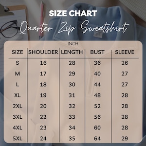 K&ouml;nnte beinhalten: Hellblaues Quarter-Zip-Sweatshirt mit Gr&ouml;&szlig;entabelle. Die Tabelle zeigt Ma&szlig;e in Zoll f&uuml;r Schulter, L&auml;nge, Brust und &Auml;rmel f&uuml;r die Gr&ouml;&szlig;en S bis 5XL. Der Text "Quarter Zip Sweatshirt" ist kursiv geschrieben.