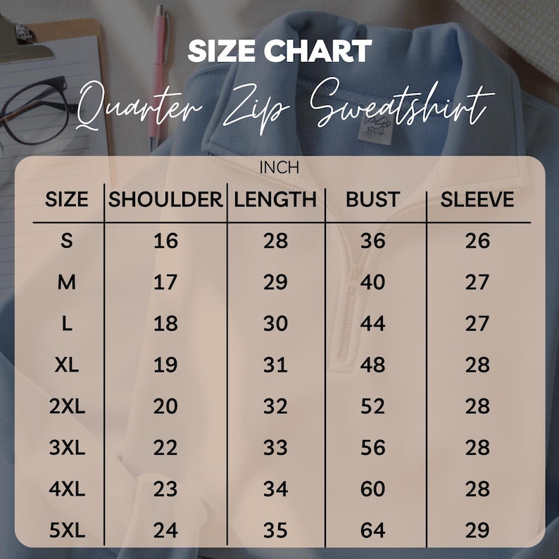 K&ouml;nnte beinhalten: Hellblaues Quarter-Zip-Sweatshirt mit Gr&ouml;&szlig;entabelle. Die Tabelle zeigt Ma&szlig;e in Zoll f&uuml;r Schulter, L&auml;nge, Brust und &Auml;rmel f&uuml;r die Gr&ouml;&szlig;en S bis 5XL. Der Text "Quarter Zip Sweatshirt" ist kursiv geschrieben.
