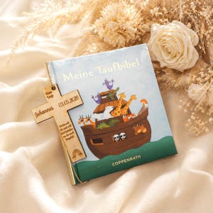 personalisiertes taufgeschenk, taufbibel mit taufkreuz aus holz
