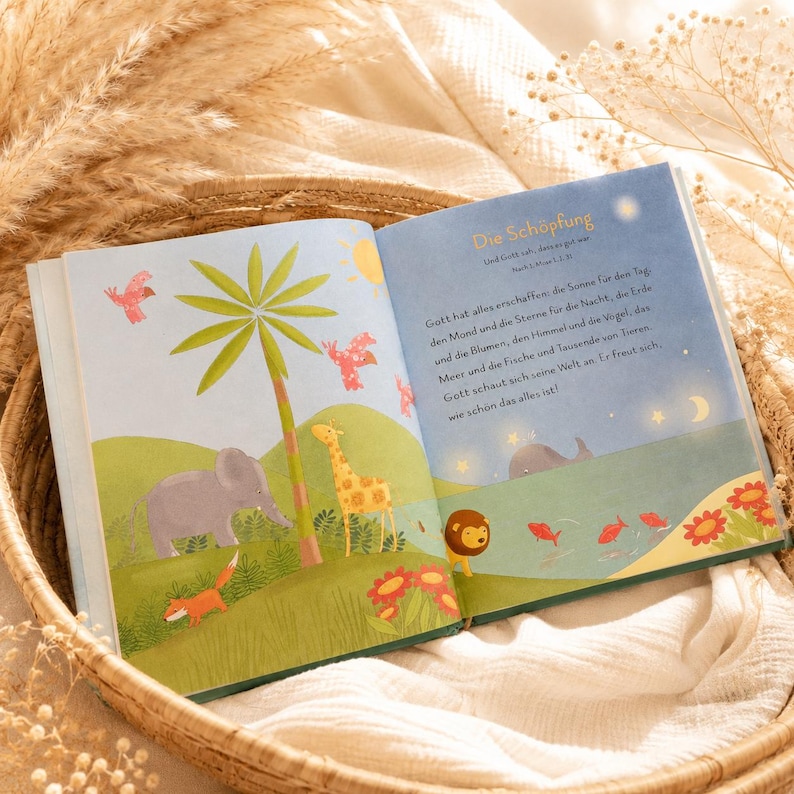 Blick ins Buch "Meine Taufbibel, personalisiert mit Taufkreuz aus Holz, bunt illustrierte Seiten