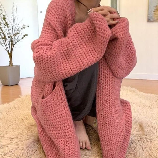 Maxi-Strickjacke für Frauen – Langer gehäkelter Pullover-Mantel mit Taschen – Kuschelige Herz-Detail-Jacke für Frühling, Herbst & Winter