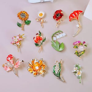 Personalized Birth Flower Brooch, Vintage Enamel Flower Brooch, Handmade Flower Pin, Wedding Brooch, Gift for Mom, Birthday Gift for Her