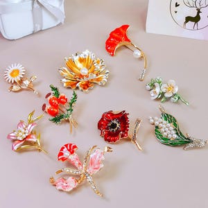 Personalized birthday flower brooch, vintage enamel flower pin, vintage brooch, wedding brooch, birthday gift for her, bag pin accessorie