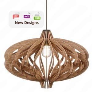 Könnte beinhalten: Eine hölzerne Pendelleuchte in ovaler Form, bestehend aus einer Reihe gebogener Holzlamellen. Die Leuchte hat eine Glühbirne in der Mitte und hängt an einem dunklen Kabel. Der Text "New Designs" ist sichtbar.