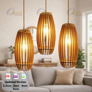 Puede incluir: Tres lámparas colgantes de madera de color dorado cálido cuelgan del techo. Cada lámpara tiene un diseño de listones verticales, que encierran una bombilla brillante. Las luces están suspendidas por cables marrones, creando un ambiente acogedor.