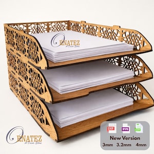 Może przedstawiać: Trzypoziomowy drewniany organizer na biurko z dekoracyjnym ażurowym wzorem. Każda taca mieści stos białego papieru. Organizer zawiera tekst "GRANATEZ A Decor Store" i "New Version" z pomiarami grubości 3 mm, 3,2 mm i 4 mm.