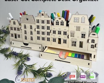 Könnte beinhalten: Lasergeschnittener Schreibtisch-Organizer aus Holz in Form einer Häuserreihe. Der Organizer hat mehrere Fächer für Stifte, Marker und andere Büroartikel. Eine Schublade ist herausgezogen und zeigt Haftnotizen. Der Text "Laser Cut Complete Desk Organizer" ist oben zu sehen.
