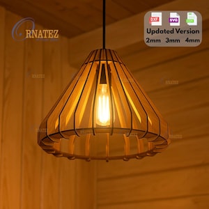 Puede incluir: Lámpara colgante de madera con pantalla cónica. La pantalla está hecha de listones de madera verticales, dejando ver la bombilla. La lámpara cuelga de un cable negro, ideal para interiores.