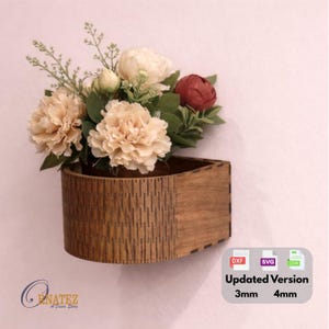 Könnte beinhalten: Ein hölzerner Wandtopf mit halbkreisförmigem Design, gefüllt mit künstlichen Blumen in Creme, Pfirsich und Burgunder. Der Pflanztopf hat eine strukturierte Holzmaserung. Das Bild enthält den Text "Updated Version 3mm 4mm".