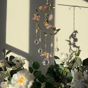 Feenlicht Sonnenfänger – Mond & Schmetterlinge Kristall Regenbogen Deko | Magisches Geschenk für Mädchen und Fantasy-Fans