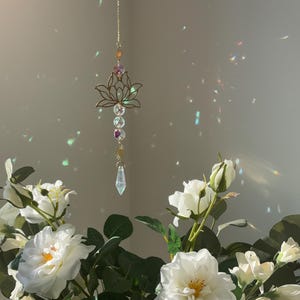 Kristall Sonnenfänger mit Lotus und Regenbogenlicht | Fensterdeko Boho & Geschenk | Lichtfänger für Zuhause