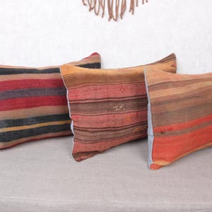 Decorazione tessile antica a righe color ruggine e terracotta - Cuscini lombari Kilim da 16x24 pollici - Set di fodere Kilim vintage fatte a mano - Cuscino in terracotta