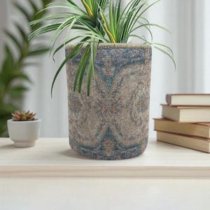 Vaso dai toni tenui, decorazione per piante da interno, decorazione per piante da soggiorno, regalo per l'inaugurazione della casa, regalo per amanti delle piante, sottovaso in tessuto tribale, cestino portagiochi