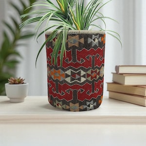 Handgjord boho-kruka med geometriskt mattmönster – Röd tribal kelimtryckt kruka – Djärv etnisk blomkruka för eklektisk heminredning