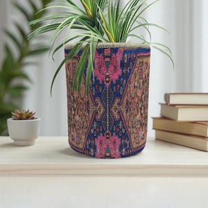 Doniczka w stylu vintage, ręcznie robiona doniczka kilim, materiałowa osłonka na doniczkę w stylu boho, turecka osłonka na doniczkę, etniczna doniczka w koszyku, kosz na rośliny